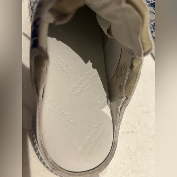 So cool new in box Martin Margiela blue and white leather print slides. Size 38 - Picture 10 of 12